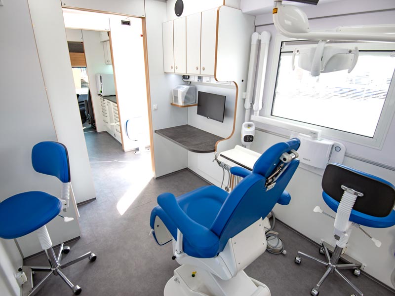 Het interieur van de mobiele behandelbus met moderne tandheelkundige apparatuur